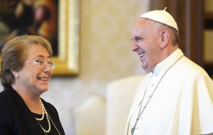 Bachelet le regalo a Bergoglio un rosario de plata y lapislázuli y un libro ilustrado sobre las iglesias chilenas, titulado “Iglesias del fin del mundo”.