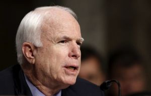 Para el senador McCain hay una cláusula que permitiría a Obama cerrar Guantánamo si presenta un plan para transferir los presos y el Congreso lo aprueba.