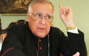 “Son sordos y ciegos. No quieren ver la problemática y la realidad de un país que se les escapa de la mano”, dijo el arzobispo monseñor Roberto Lückert