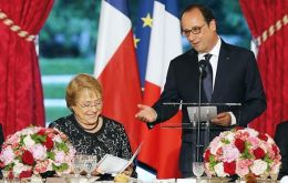 Hollande saludó a Bachelet como “una gran amiga de Francia” y subrayó la  voluntad de aumentar los intercambios económicos y comerciales