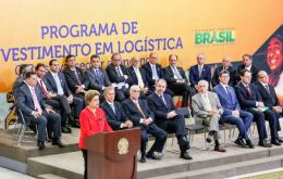 ”Estamos aquí especialmente para renovar nuestro compromiso con el desarrollo de nuestro país (...)” dijo Rousseff en el Palacio de Planalto. 