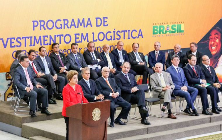 ”Estamos aquí especialmente para renovar nuestro compromiso con el desarrollo de nuestro país (...)” dijo Rousseff en el Palacio de Planalto. 