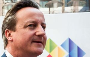 Cameron “defendió a las Falklands y su derecho a la autodeterminación y a la explotación de sus recursos naturales”, indicó una fuente diplomática británica. 