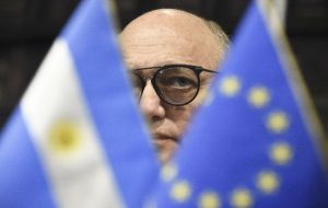 Timerman “reivindicó el histórico reclamo de Argentina por la soberanía sobre las islas Malvinas” frente a unos 40 jefes de Estado reunidos en Bruselas 