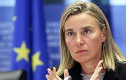 “Discutimos el gran potencial del acuerdo UE-Mercosur para ambas regiones y confirmé el compromiso de la UE con esta negociación”, indicó Mogherini