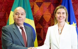“Expresamos la esperanza de que podamos hacer pronto progresos”, dijo Mogherini sobre la reunión con el canciller de Brasil Mauro Vieira