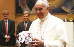 Según el acuerdo con el Papa por cada gol de la Copa América, programas educativos del Vaticano iban a recibir 10.000 dólares.