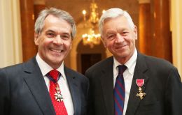 El ex legislador Petri y el embajador Westmacott durante la ceremonia en la embajada británica en Washington 