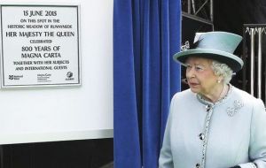 El centro de los festejos y conmemoración fue en Runnymede Meadows este lunes con la presencia de la Reina Isabel II y otros miembros de la familia Real.