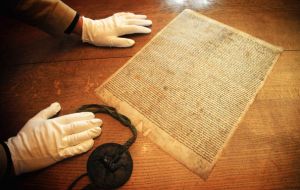 Sólo cuatro copias de la Magna Carta de 1215 sobreviven: una en la Catedral de Lincoln, otra en la Catedral de Salisbury, y dos en la Biblioteca Británica