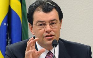 Con la subasta el gobierno prevé recaudar entre unos 480 y 641 millones de dólares, afirmó el ministro de Minas y Energía Eduardo Braga