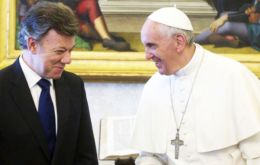 El jefe de Estado aseguró que el Papa le dijo que era el mandatario por el que más oraba, algo que Santos agradeció y le pidió que lo siguiera haciendo. 