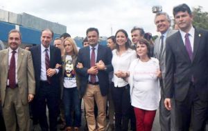 Neves fue recibido por la mujer del dirigente opositor Leopoldo López, Lilian Tintori, y la destituida diputada María Corina Machado