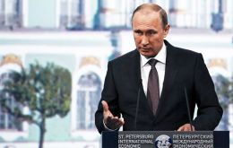 “La política de Moscú ha sido siempre la de respetar las decisiones internas de otras naciones” dijo Putin  y rehuyó un pronunciamiento claro al respecto.