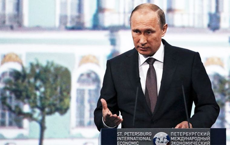 “La política de Moscú ha sido siempre la de respetar las decisiones internas de otras naciones” dijo Putin  y rehuyó un pronunciamiento claro al respecto.
