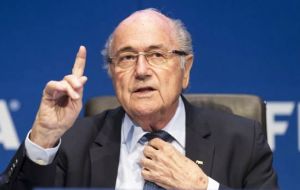 “No renuncié, solo puse mi mandato a disposición en un Congreso extraordinario”, fue citado Blatter este viernes por el diario suizo “Blick”