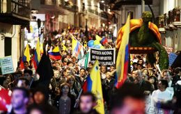 Las protestas contaron con la presencia de los alcaldes de Guayaquil, Jaime Nebot, y de Quito, Mauricio Rodas, ambos aclamados por manifestantes