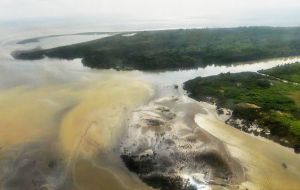 El ataque de las FARC contra el Oleoducto Transandino causó el derrame de 410.000 galones de crudo y contaminaron un acueducto y el suministro de agua 