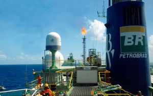 Petrobras proyecta una producción total de crudo y gas (en el país y en el exterior) de 3,7 millones de barriles por día para el 2020
