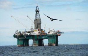 Las Falklands continuarán a apoyar la industria de hidrocarburos a medida que avanza desde una exitosa exploración a la etapa de producción de crudo