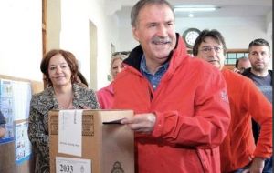 En Córdoba, el peronista disidente Schiaretti logró 39,8% del voto y un  fuerte respaldo para el actual gobernador De la Sota, otro aspirante a la presidencial