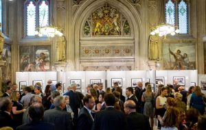La sala de Westminster donde se expone la muestra y cuya inauguración contó con un concurrido auditorio. La muestra se exhibe durante toda la semana 