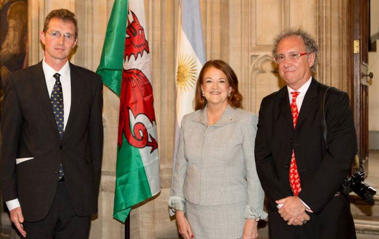 El Parlamentario británico David Davies, la embajadora Alicia Castro y el fotógrafo Marcos Zimmermann, cuyas obras fueron expuestas