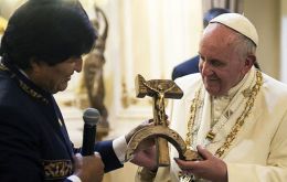 El hecho ocurrió en Casa de Gobierno durante el intercambio de regalos, y se escucha al Papa decir “no está bien eso”, pero igualmente se mantuvo sonriente