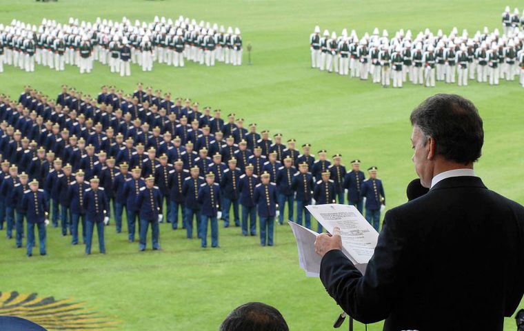 “El tiempo y la paciencia de los colombianos y la mía son factores finitos. Tienen sus límites y se han vuelto críticos” dijo Santos desde una escuela militar