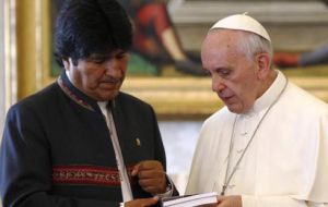 El Papa dijo que es indispensable el diálogo por la disputa marítima entre Bolivia y Chile, durante un discurso en la Catedral de La Paz.
