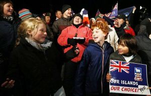 En marzo de 2013 las Falklands celebraron un referendo y abrumadoramente optaron por seguir como Territorio Británico de Ultramar