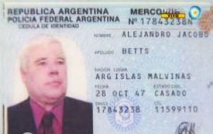 Nadie sabía que Betts estaba tan enamorado que lo llevaría a cambiar de bando, ya que era duro crítico de la posición argentina sobre Falklands