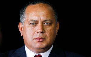Machado fue destituida como diputada por Diosdado Cabello, quien la acusó de violar la Constitución al aceptar ser representante alterna de Panamá ante OEA