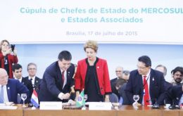 El presidente paraguayo recibió el martillo simbólico de la presidencia de Mercosur de manos de la anfitriona Dilma Rousseff.