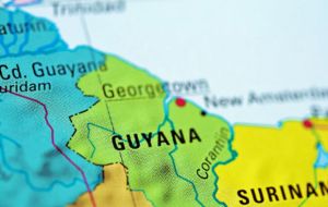 Caracas reclama 160.000kms cuadrados, dos terceras partes Guyana, debido a su supuesta antigua pertenencia a la colonial Capitanía General de Venezuela.