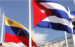 Para Cuba Standard, las circunstancias que sacuden al régimen chavista y la caída del precio del crudo han recortado la dependencia de la isla de Venezuela