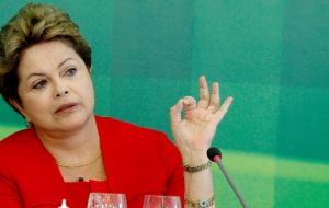 La presidente Rousseff vetó por 'insostenible' un proyecto de ley para subir hasta 78% el salario de los empleados del Poder Judicial 