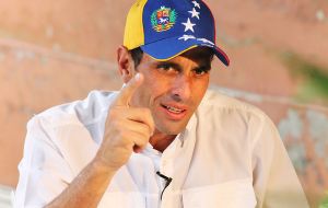 “El 84 % de los venezolanos dice que el país está mal”, escribió Capriles en  Twitter. Por primera vez desde 1999, MUD parte con ventaja en la carrera
