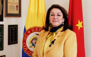 La embajadora de Colombia ante China, Carmenza Jaramillo, encabezó el acto en Beijing con los beneficiarios chinos de las becas