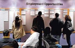 “El mercado laboral continuó la mejoría, con sólida creación de empleo y desempleo a la baja”, señaló el comunicado del FOMC