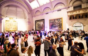La milonga 'The Light' dictó clases de tango en los salones del museo para gusto de los concurrentes que animadamente salieron a bailar