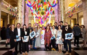 La embajadora argentina Alicia Castro junto a los artistas en el Victoria and Albert Museum donde desplegaron “Viajes desde el Sur”