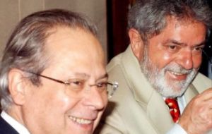 Hasta caer en desgracia, Dirceu fue uno de los más importantes líderes del PT, al que pertenece Rousseff, y durante décadas fue el más fiel escudero de Lula.