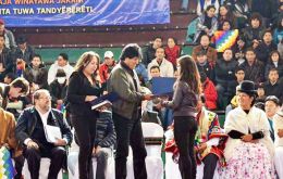 La entrega de certificados fue en un acto en La Paz, donde Morales pronunció dos frases en aimara, al inicio y al final de su discurso, hablado en castellano.