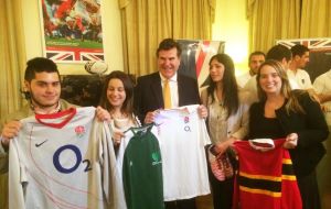  El Embajador Lyster-Binns entregó equipos de rugby donados por la ONG SOS Kit Aid para 50 jóvenes que estudian en UTU y que practican el deporte