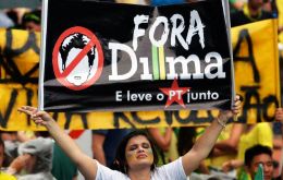 Según “O Globo”, en al menos 13 de los 27 estados del país pudieron escucharse tanto ruido de ollas como bocinazos y gritos de “Fuera Dilma” y “Fuera PT”.