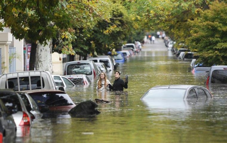 Quedan unos “854 evacuados en Pilar, 200 en Luján y 104 en San Antonio de Areco”, según dijo el director provincial de Defensa Civil, Luciano Timerman
