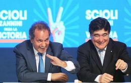 Scioli y Zannini lograba un 36,8% de los votos, apenas cinco puntos más que el 31,23% de Cambiemos, en cuya interna se impone Macri con Gabriela Michetti. 