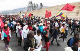 Convocados por la Confederación de Nacionalidades Indígenas del Ecuador (Conaie), la marcha cruzó una fría zona de páramos andinos hasta Machachi