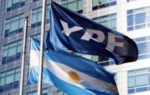 En cambio no quedó claro si el reclamo de los fondos demandantes alcanzaba a YPF, ENARSA y el Banco Central, por ser “alter ego” de la Argentina